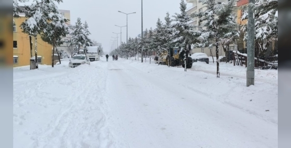 Dicle beyaza büründü: Kar yağışı hayatı felç etti, vatandaşlar tepkili