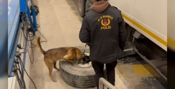 Edirne'de tırın lastiğinden 22,5 kilogram uyuşturucu ele geçirildi