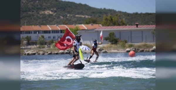 Ege'nin Sularında Şampiyonlar Belli Oldu: Motosurf Heyecanı Zirveye Ulaştı!