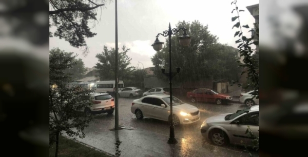 Erzincan'da gökyüzünden yağan dolu ve dağdan kopan topraklar yolu kapattı