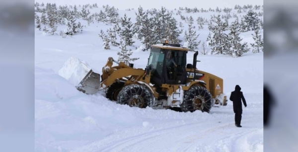 Erzincan'da kar fırtınası: 449 köy yolu ulaşıma kapandı