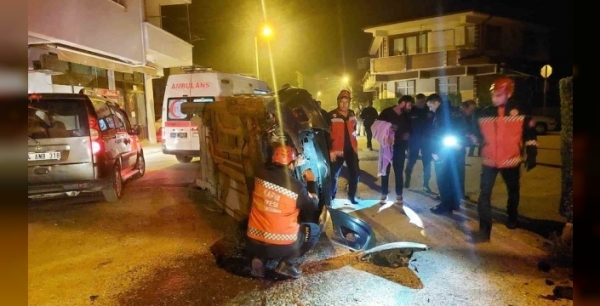 Gaz pedalı takılı kalan otomobil beton çite çarparak yan yattı