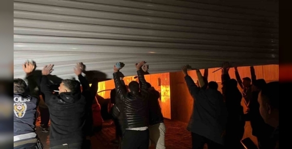 Hatay'da Sanayi Sitesinde Korkutan Yangın: Esnaf Araçlarını Kurtarmak İçin Zamana Karşı Yarıştı