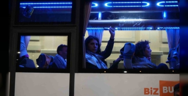 İsrail zulmünden kurtulan Sumud Filosu aktivistleri İstanbul'a ayak bastı, yürek burkan açıklamalar...