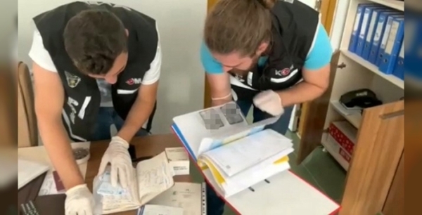 İzmir'de 200 Milyonluk Kurgu Kaza Vurgunu: Şebeke Çökertildi, 24 Kişi Tutuklandı