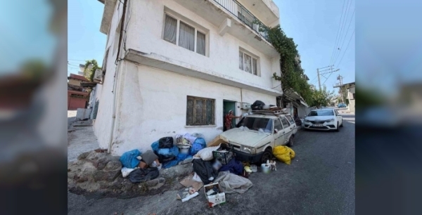 İzmir'de çöp ev nedeniyle mahalle sakinleri isyan etti