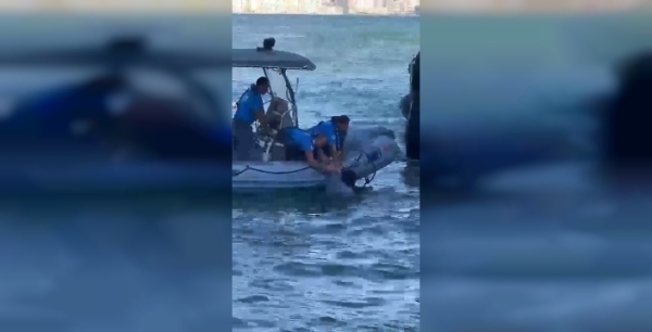 İzmir'de denize düşen vatandaşı polis ekipleri kurtardı