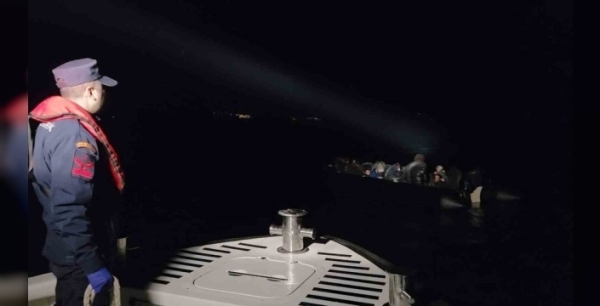 İzmir'de lastik bottaki 33 düzensiz göçmen sahil güvenlik tarafından yakalandı