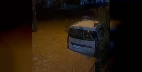 İzmir'de şiddetli sağanak ve fırtına hayatı felç etti: Sel suları araçları sürükledi