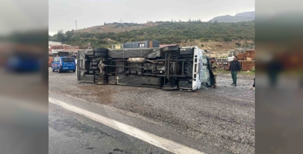 İzmir'de sporcuları taşıyan otobüs devrildi: 4 yaralı