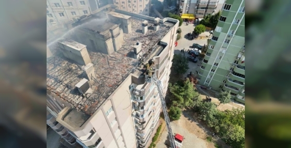 İzmir'de yürekleri ağza getiren yangın: Çatıda mahsur kalan 3 işçi böyle kurtarıldı!
