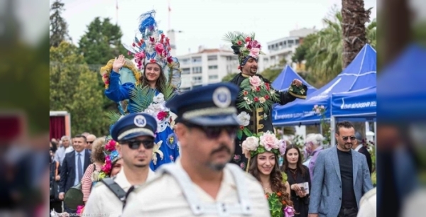 İzmir'in kalbi Kültürpark, rengarenk bir festivalle canlandı