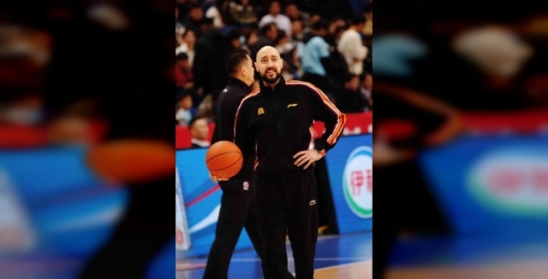 İzmirli antrenör Mert Özmutlu, Çin'de 'Yılın Koçu' unvanını kazandı