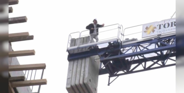 Kadıköy'de inşaat işçileri, maaşlarını alamadıkları için vinç kulesine çıktı