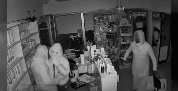 Kadın kılığına giren hırsızlar, polisten kaçamadı