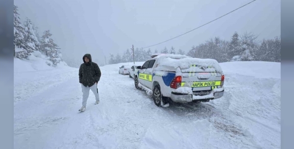 Karabük-Bartın yolunda kar kalınlığı 1,5 metreyi aştı, ulaşım durma noktasında