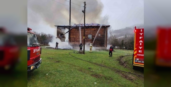 Karabük'te 450 yıllık ahşap cami alevlere teslim oldu