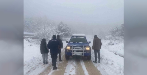 Karabük'te kar fırtınası: 112 köy yolu ulaşıma kapandı, vatandaşlara 'trafiğe çıkmayın' uyarısı