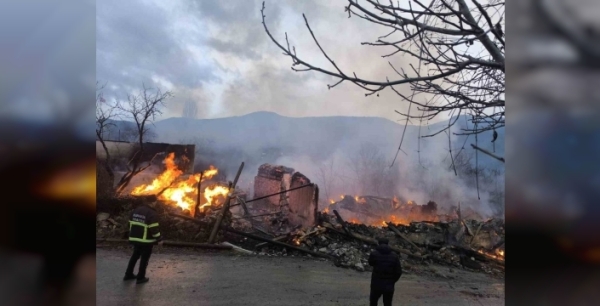 Karabük'te köydeki yangın, 4 evi ve bir ahırı kül etti
