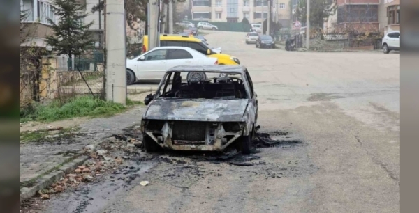 Karabük'te park halindeki otomobil alev alev yandı