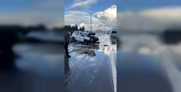 Karasu-Adapazarı yolunda kaza: 8 kişi yara almadan kurtuldu