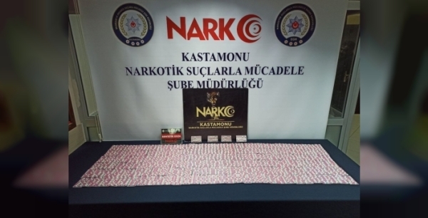 Kargo paketiyle uyuşturucu sevkiyatı yapan 3 sanığa hapis cezası verildi