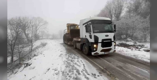 Karla kaplanan yolda tır kazası trafiği durdurdu
