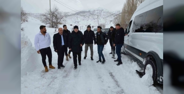 Kaymakam Demirer, yolda kalanların imdadına yetişti