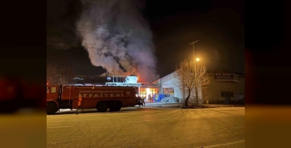 Kayseri'de mobilya atölyesi alevlere teslim olunca ortalık savaş alanına döndü!