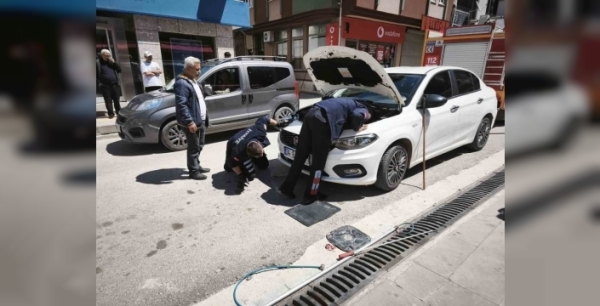 Kedi kurtarma operasyonunda ikinci perde: İki kez motoruna sığındı!