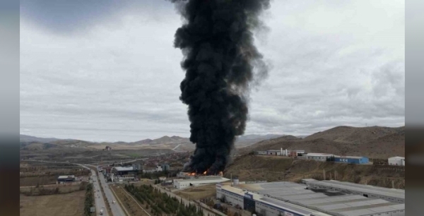 Kırıkkale'deki kimya fabrikasında çıkan yangın alev alev büyüyor, müdahale sürüyor