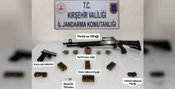 Kırşehir'de nefes kesen operasyon: Silahlar, tarihi eserler ve uyuşturucu ele geçirildi!