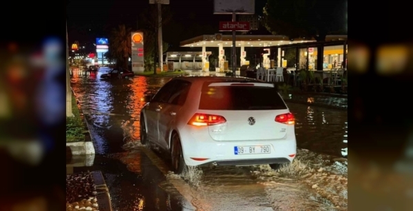 Kuşadası'nda aniden bastıran sağanak yağış yolları göle dönüştürdü