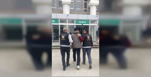 Kuşadası'nda kaçakların peşine düşen polis, 2 firariyi adalete teslim etti!