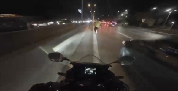 Maltepe'de görev başındaki polise motosikletli sürpriz: Kask kamerası kayıttaydı!