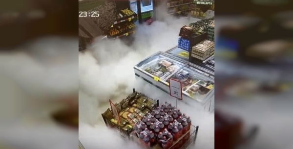 Market rafları beyaza büründü: Yangın tüpü yere düştü, çalışan panikledi!