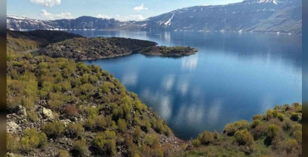 Nemrut Krater Gölü'nde turizm sezonu coşkuyla başladı