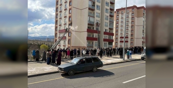 Niğde'de beşinci kattaki evde çıkan yangın paniğe yol açtı: 4 kişi hastaneye kaldırıldı