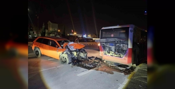 Park halindeki otobüse çarpan otomobilin sürücüsü yaralandı