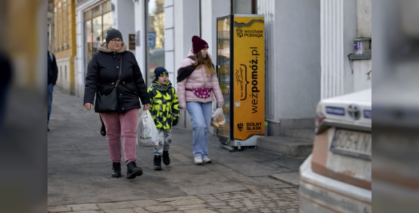Polonya'da sokaklara yerleştirilen buzdolapları, dayanışma kültürünü güçlendiriyor