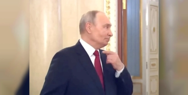 Putin'in öksürük krizi görüntüleri Kremlin'i telaşa düşürdü!