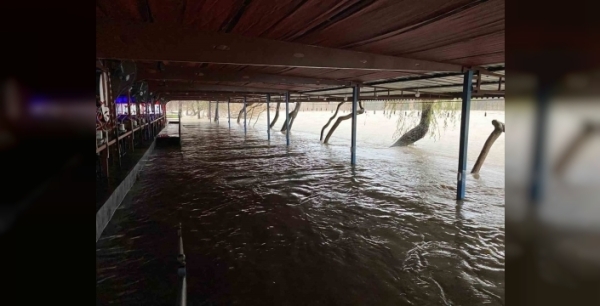 Sağanak yağış nedeniyle Köprüçay taştı, iş yerleri ve araziler sular altında kaldı