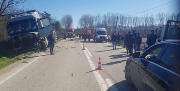 Sakarya'da tır ile çarpışan otomobilin sürücüsü yaşamını yitirdi