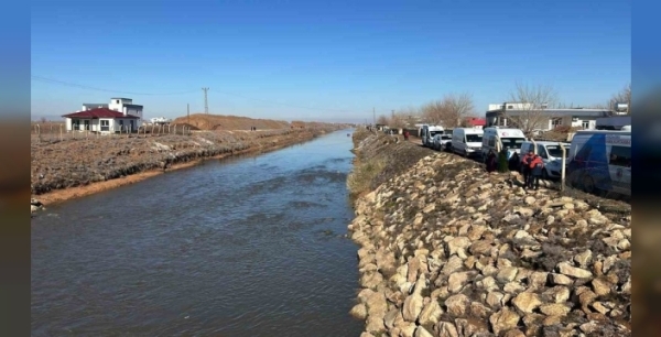 Şanlıurfa'da sulama kanalında kaybolan sürücü için arama çalışmaları sürüyor