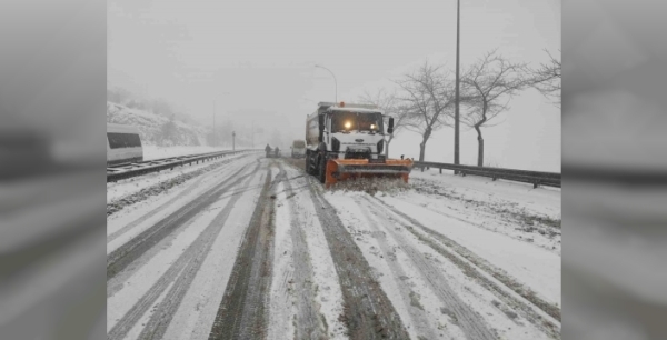 Şanlıurfa'da yoğun kar yağışı hayatı felç etti, kritik yollar trafiğe kapatıldı