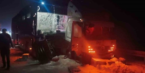 Sarıkamış'ta buzlu yolda korkunç kaza: 9 yaralı