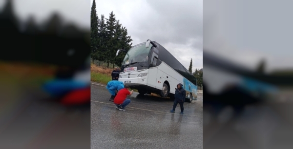 Selçuk'ta tur otobüsü rampayı çıkamadı, şarampole kaydı
