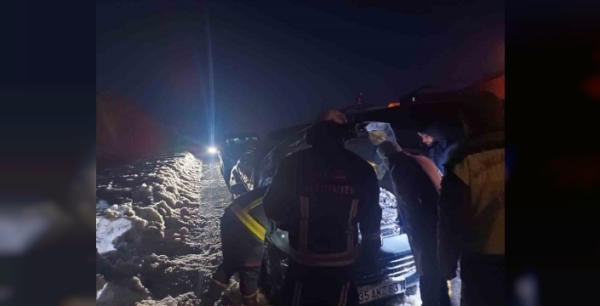 Seyir halindeki otomobil alev aldı: Çevredeki vatandaşlar karla söndürmeye koştu