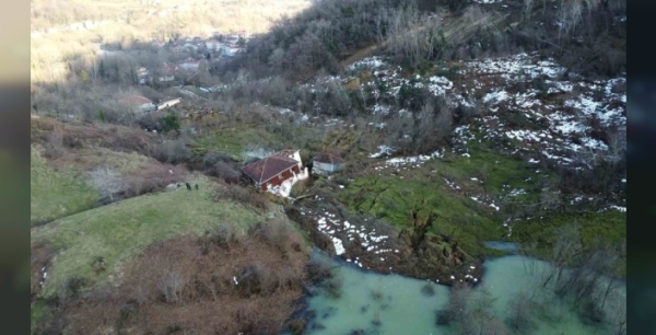 Sinop'ta 9 ay geçmesine rağmen heyelan mağdurları hala çözüm bekliyor, baba evi yıkıldı, yol kapalı!