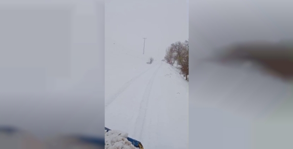 Sivas'ta yoğun kar yağışı nedeniyle 69 yerleşim yerine ulaşım sağlanamıyor